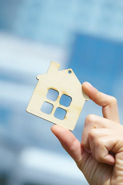 Hand with wood house — Stock Photo, Image