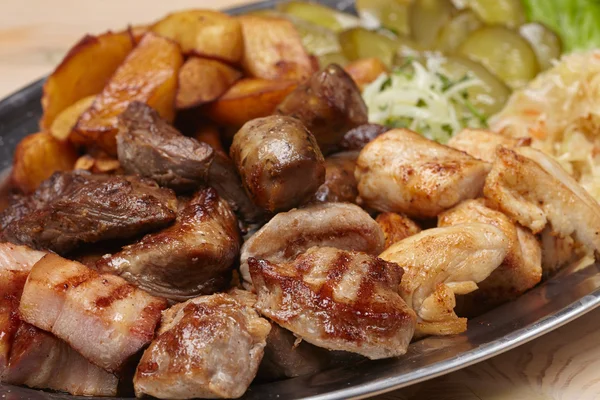 Carne com repolho e batatas — Fotografia de Stock