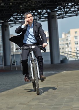 bir bicycl sürme işadamı