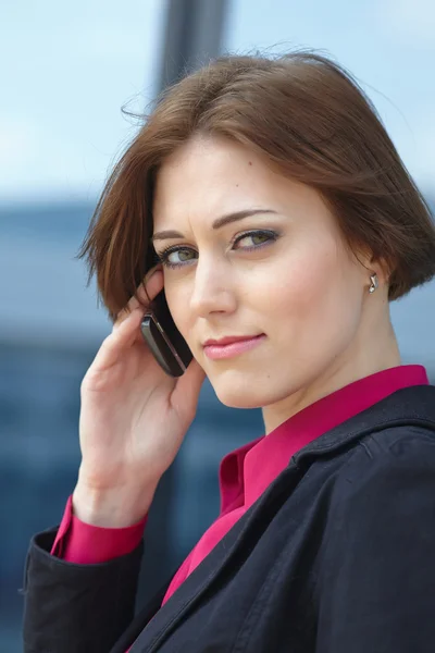 Empresária com telefone celular — Fotografia de Stock