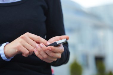 kadının el ile hareket eden telefon