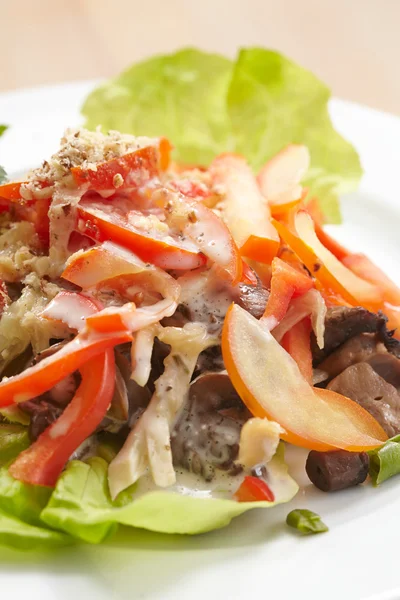 Салат с мясом — стоковое фото