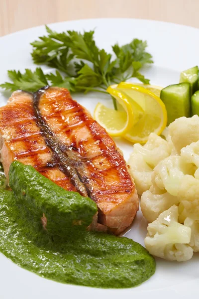 Salmon steak with cauliflower — Stock Photo, Image