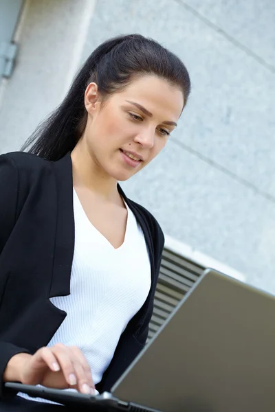 Zakenvrouw met laptop — Stockfoto