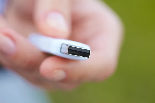 Mão segurando armazenamento de dados USB preto — Fotografia de Stock