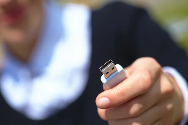 Mão segurando armazenamento de dados USB preto — Fotografia de Stock