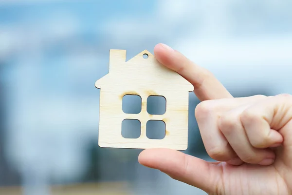 Hand met houten huis — Stockfoto