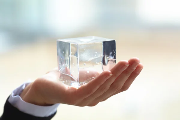 Glas cube i hand — Stockfoto