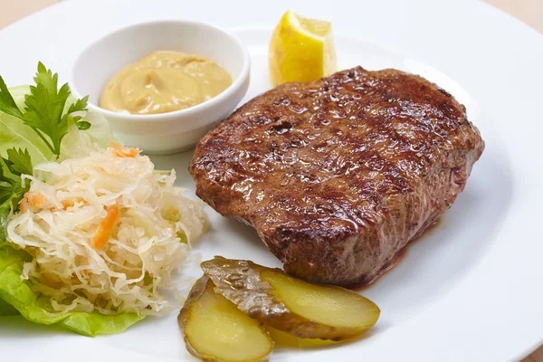 Steak met kool — Stockfoto