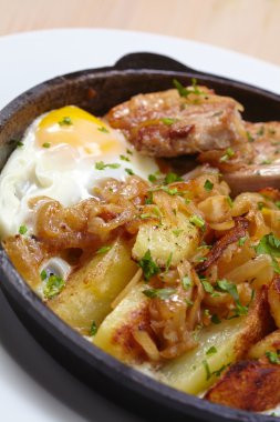 patates ve yumurta ile kızarmış et