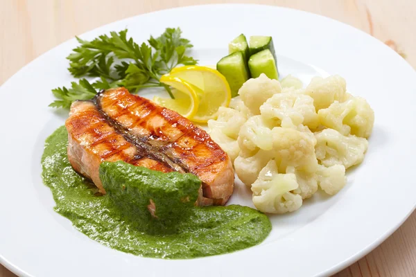 Salmon steak with cauliflower — Stock Photo, Image