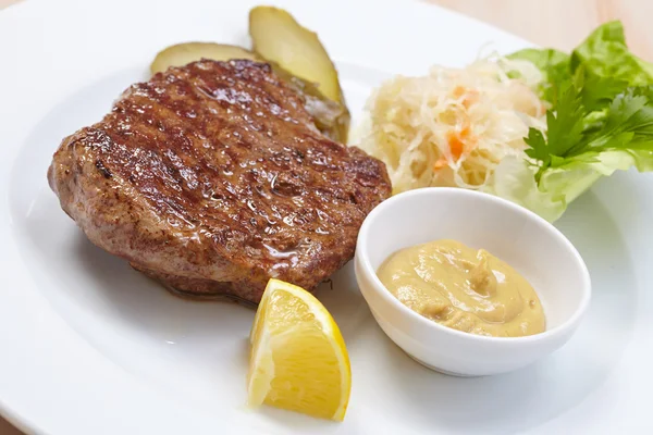 Steak mit Kohlsalat — Stockfoto
