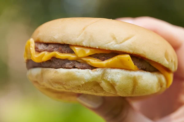 Žena jíst hamburger — Stock fotografie