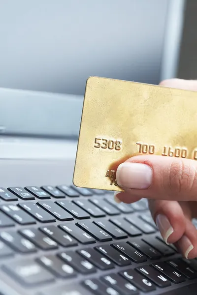 Woman holding credit card on laptop — Stock Photo, Image