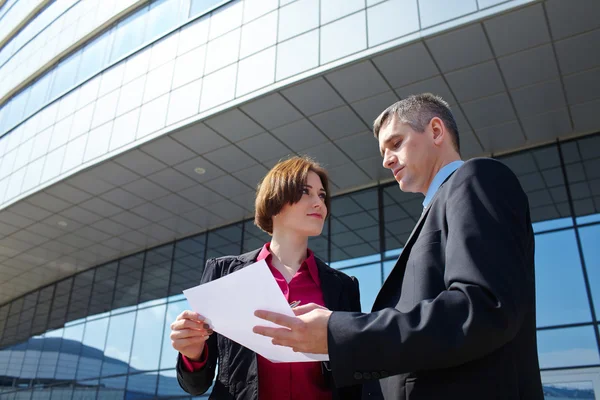 Homme d'affaires et femme en plein air — Photo