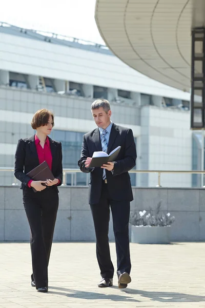 Homme d'affaires et femme en plein air — Photo