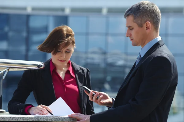 Businessman and woman outdoor — Stock Photo, Image