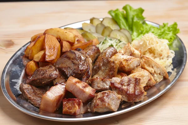 Fleisch mit Kohl und Kartoffeln — Stockfoto