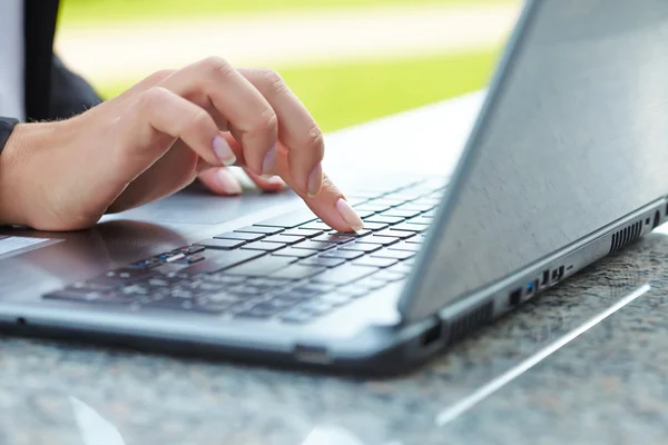 Escritura de mano femenina en laptot — Foto de Stock