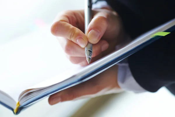 Weibliche Handschrift im Notizbuch — Stockfoto