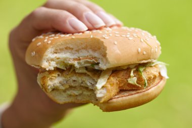 Hamburger yiyen kadın