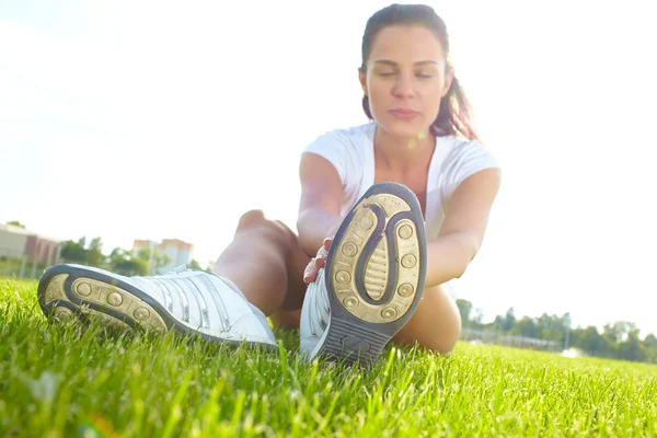 Giovane donna fare sport — Foto Stock