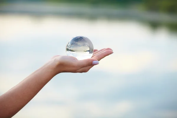 Sfera di cristallo a portata di mano — Foto Stock