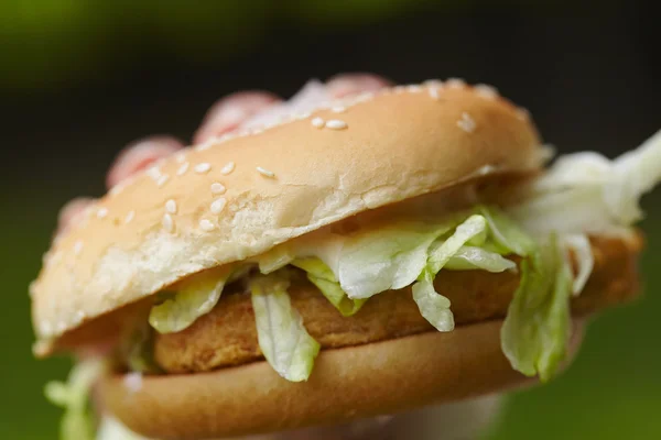 Žena jíst hamburger — Stock fotografie