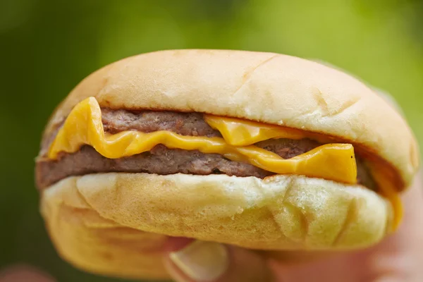 Mujer comiendo hamburguesa —  Fotos de Stock