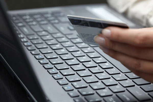 Frau mit Kreditkarte auf Laptop — Stockfoto