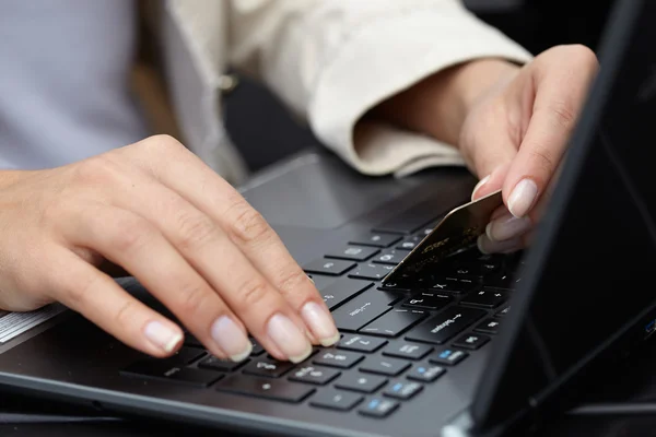 Bilgisayarında kredi kartı olan kadın. — Stok fotoğraf