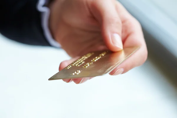 Karta kredytowa w dłoni — Zdjęcie stockowe