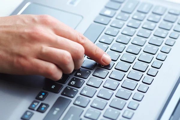 Manos femeninas en el teclado — Foto de Stock