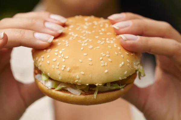 Mujer comiendo hamburguesa —  Fotos de Stock