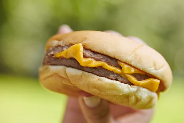 Žena jíst hamburger — Stock fotografie