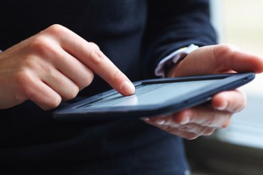 tablet pc ile kadın