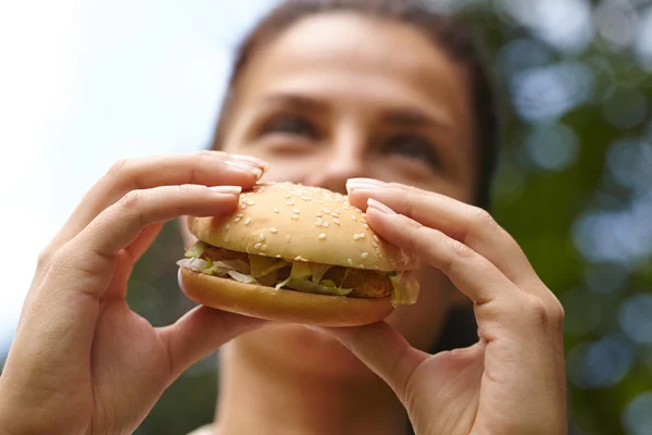 Mujer con hamburguesa — Foto de Stock