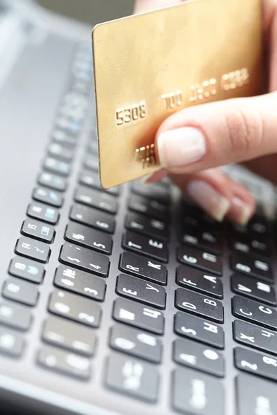 Woman holding credit card — Stock Photo, Image