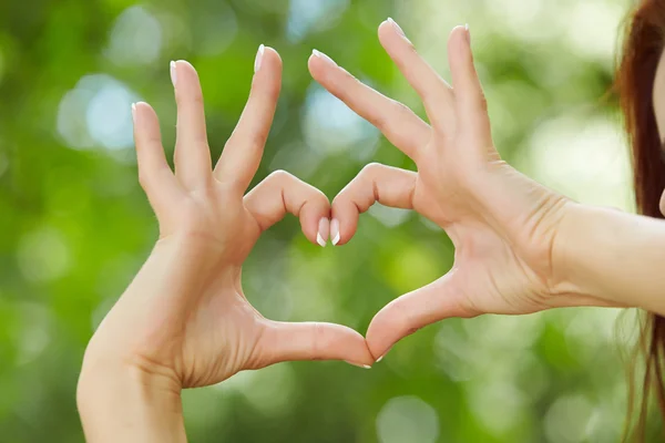 Mani donna mostrando il cuore — Foto Stock