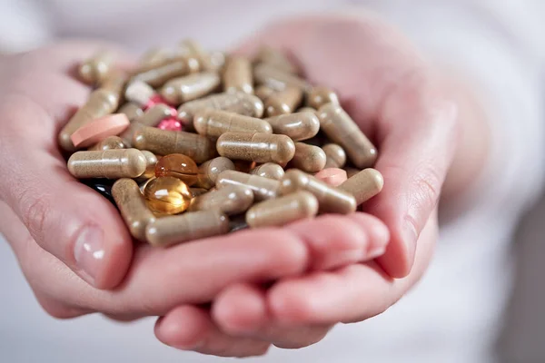 Hände Mit Tabletten Und Pillen Medizinkonzept Nahsicht Stockbild