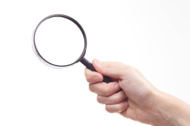 Eldeki büyüteç beyaz arkaplanda izole edilmiş.