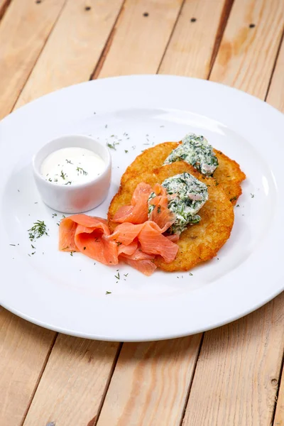 Frittelle Patate Con Salmone Piatto Bianco — Foto Stock