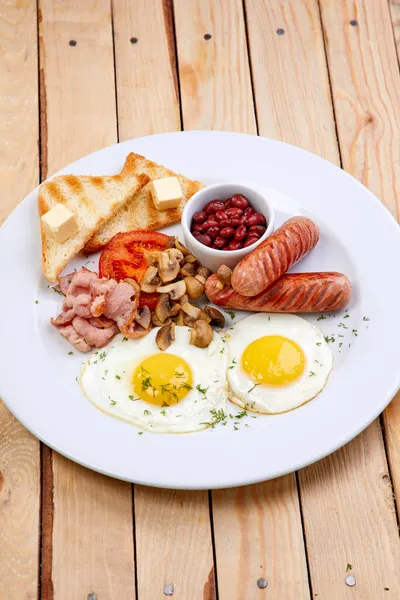 Desayuno Con Salchichas Huevos Mesa Madera —  Fotos de Stock