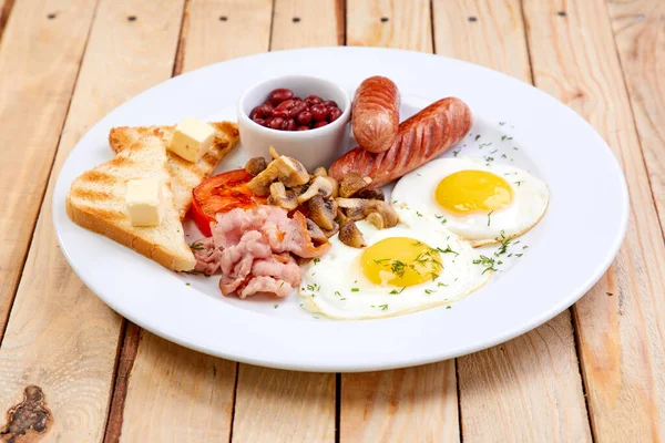Desayuno Con Salchichas Huevos Mesa Madera —  Fotos de Stock
