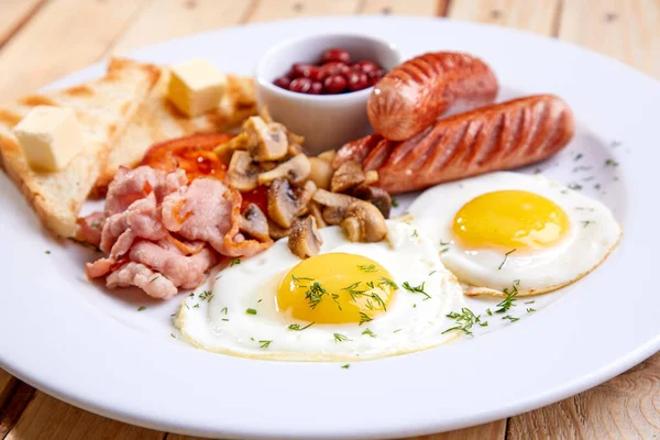 Ontbijt Met Worsten Eieren Houten Tafel — Stockfoto