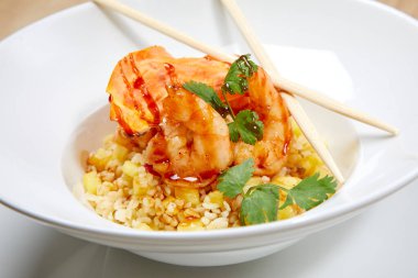 Taze karides ve otlu risotto.