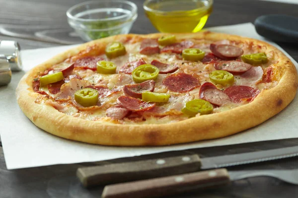 Sabrosa Pizza Fondo Madera — Foto de Stock