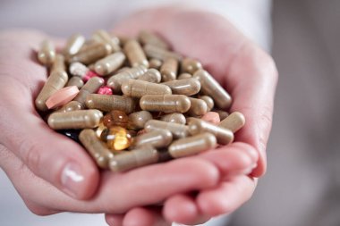 ellerdeki kapsüllerin çok sayıdaki yakın görüntüsü