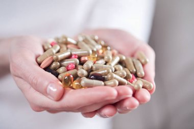 ellerdeki kapsüllerin çok sayıdaki yakın görüntüsü