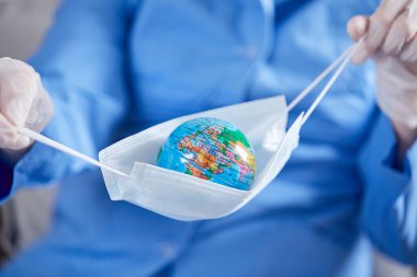 Dünya 'yı koruyucu maskeler içinde tutan bilim adamı